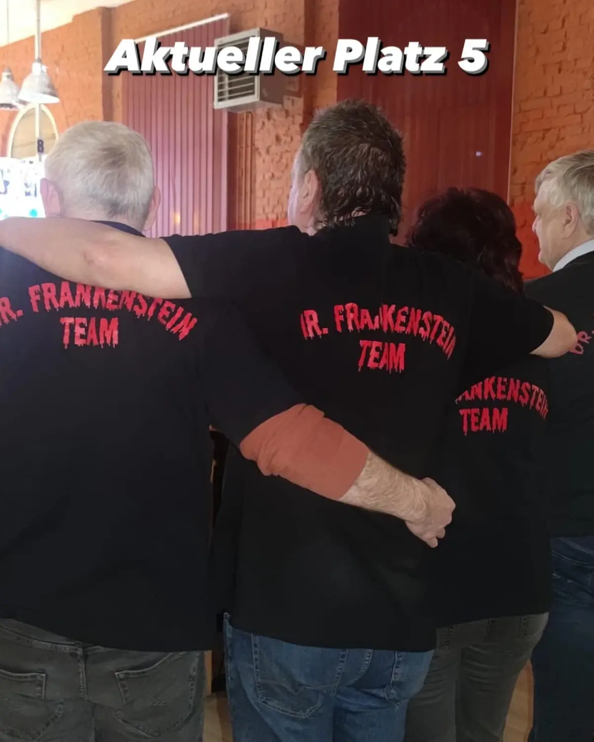 Strike Bowling & Bar – Viele Männer und Frauen stehen im Bowlingclub und tragen Bowling-Sportkleidung