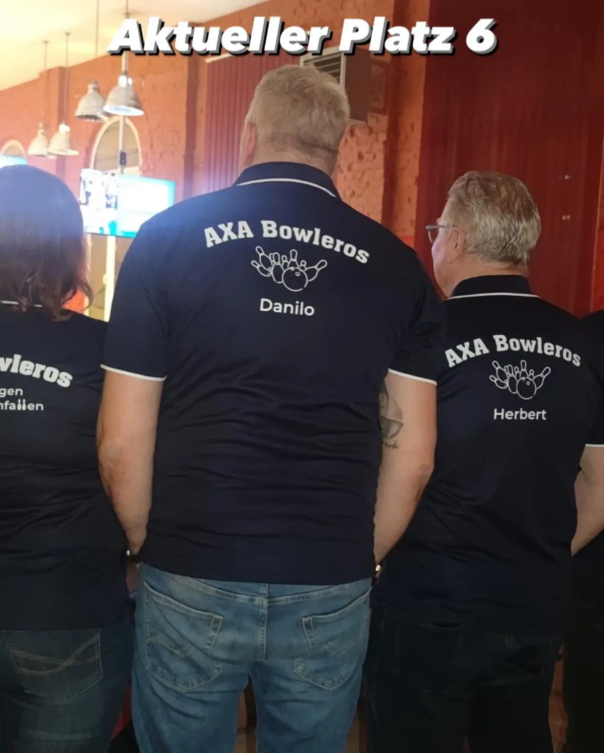 Strike Bowling & Bar – Viele Männer und Frauen stehen im Bowlingclub und tragen Bowling-Sportkleidung