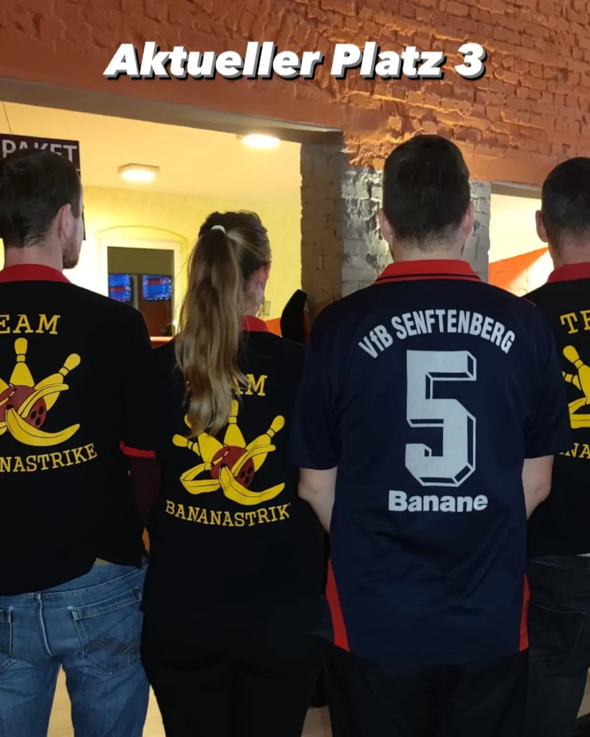 Strike Bowling & Bar – Viele Männer und Frauen stehen im Bowlingclub und tragen Bowling-Sportkleidung