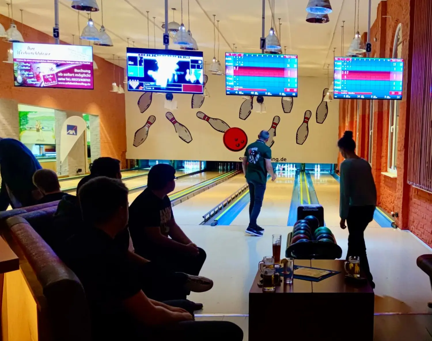 Strike Bowling & Bar – Ein Mann spielt Bowling im Club