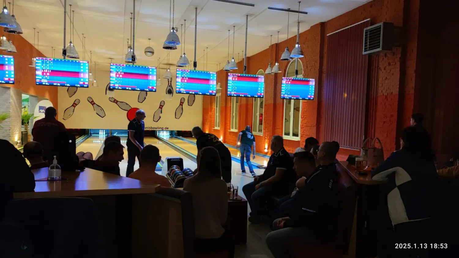 Strike Bowling & Bar – Ein Mann spielt Bowling im Club