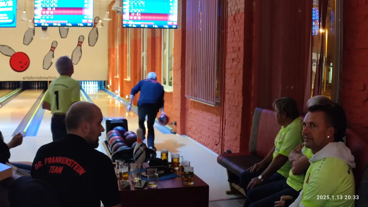 Strike Bowling & Bar – Ein Mann spielt Bowling im Club