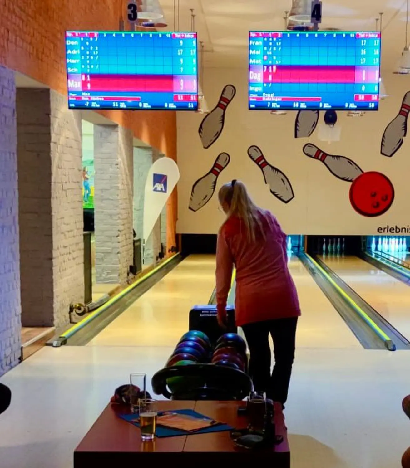 Strike Bowling & Bar – Eine Frau spielt Bowling im Club