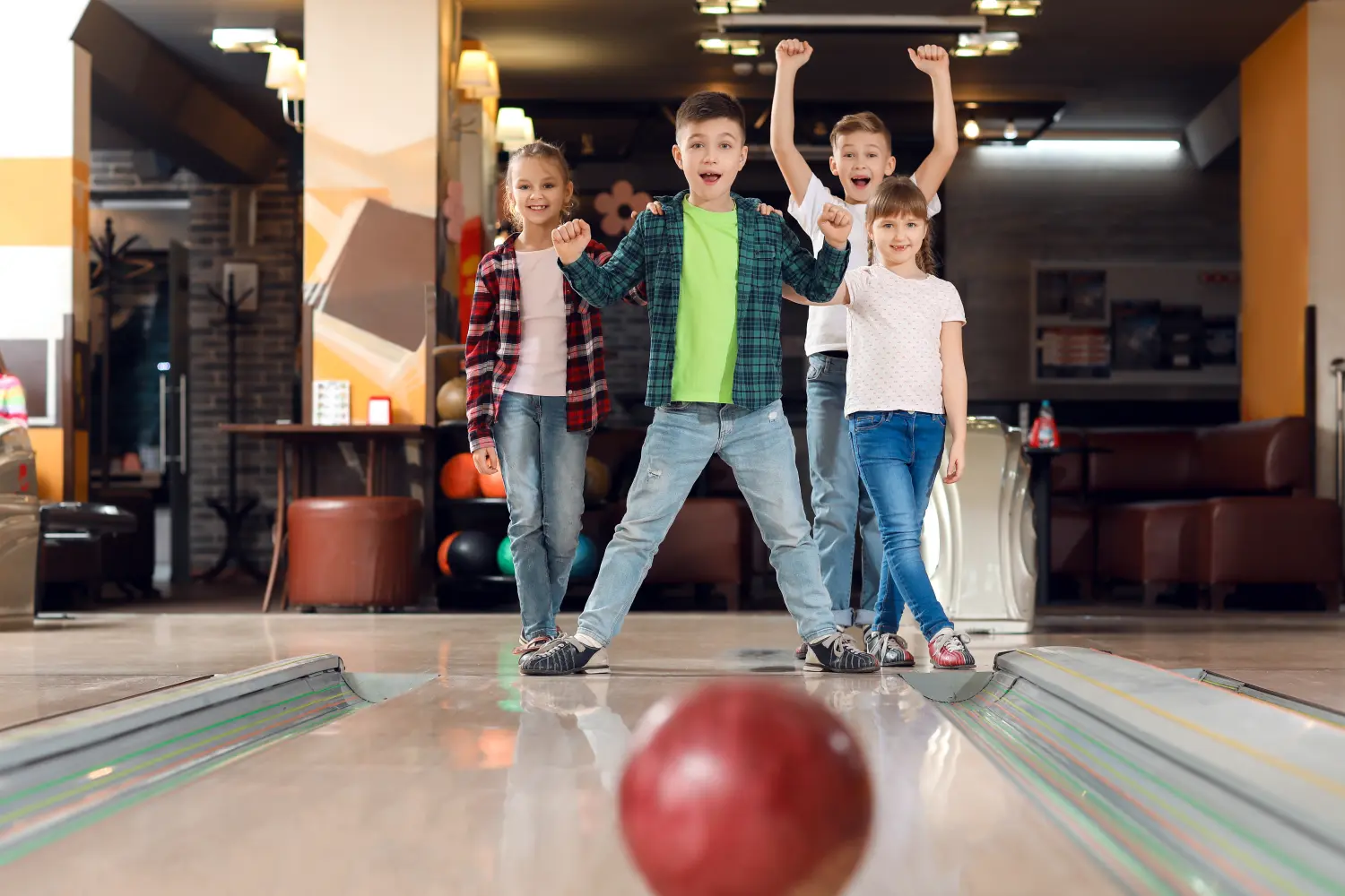 Kleine Kinder spielen Bowling im Club
