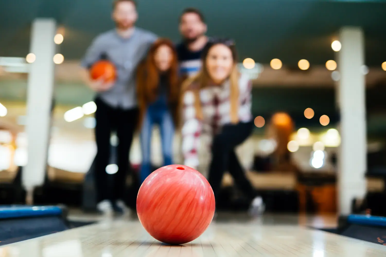Freunde beim Bowling im Club