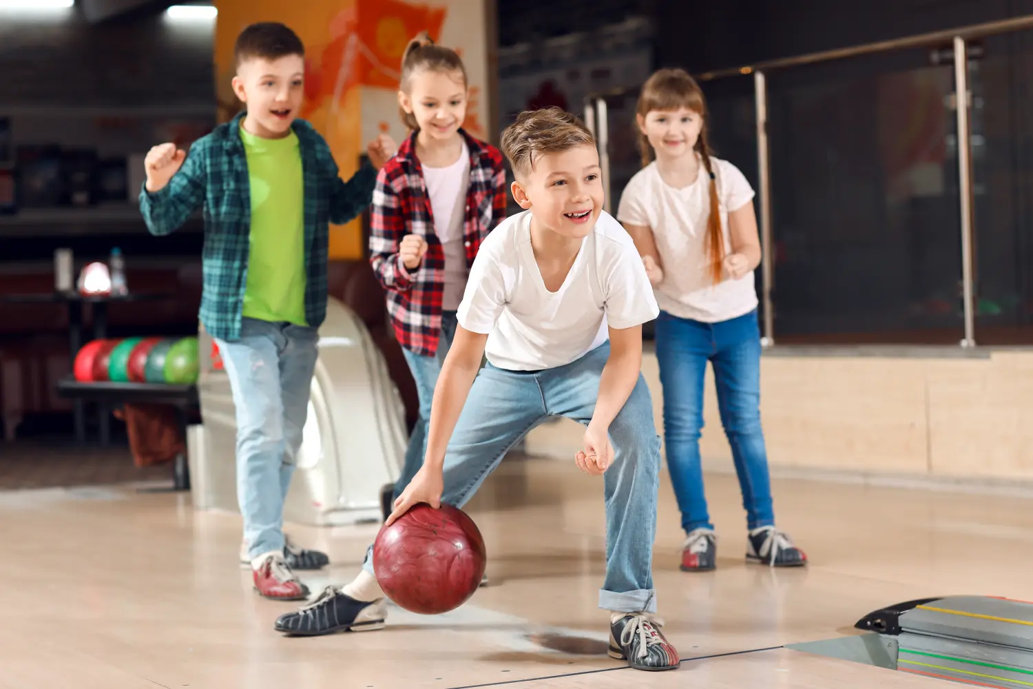 Kleine Kinder spielen Bowling im Club