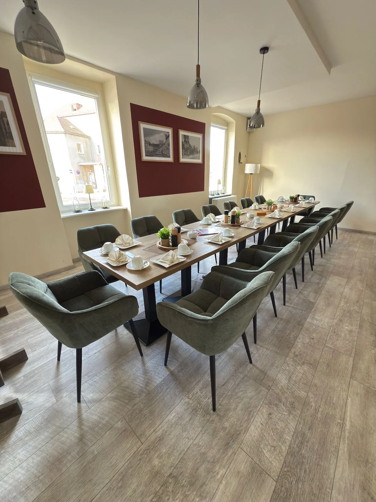 Kleine Kinder spielen Bowling im Club