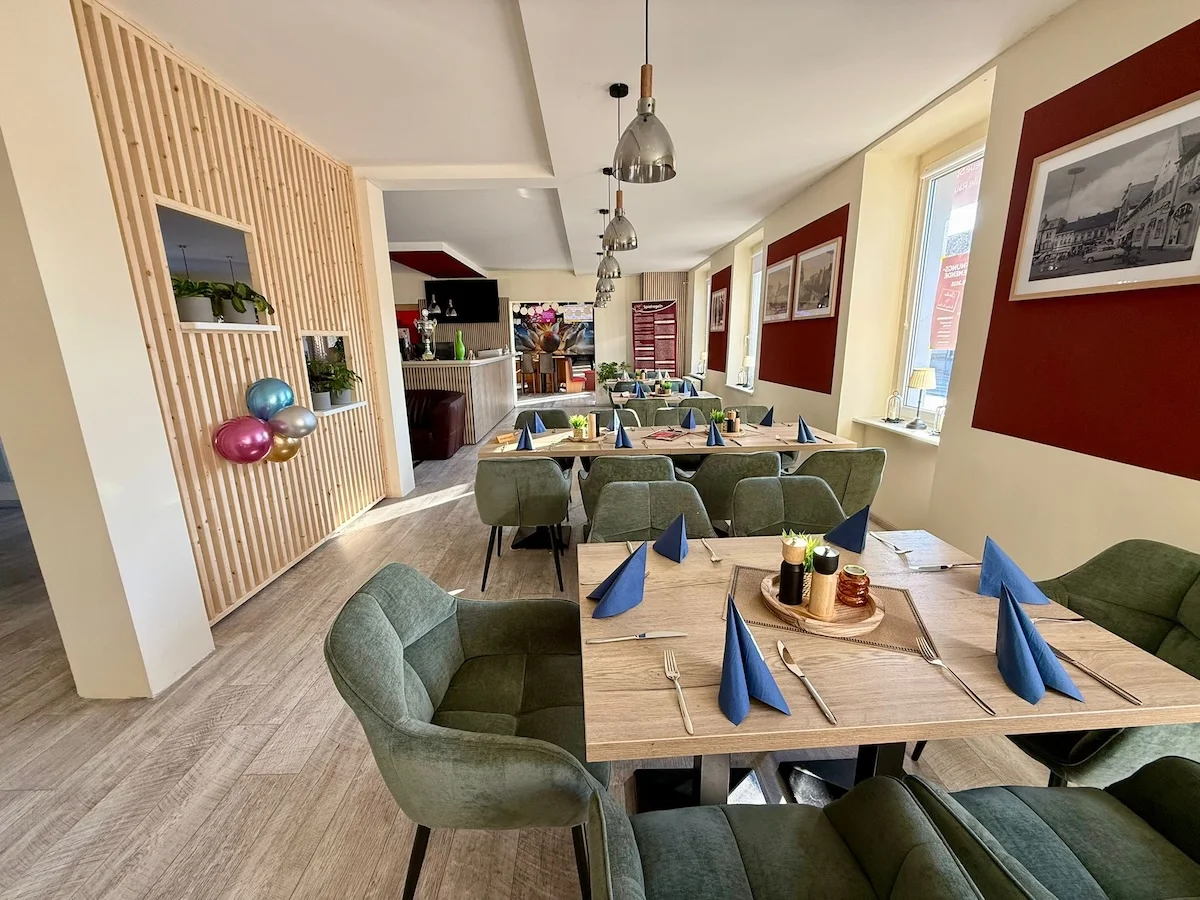 Kleine Kinder spielen Bowling im Club