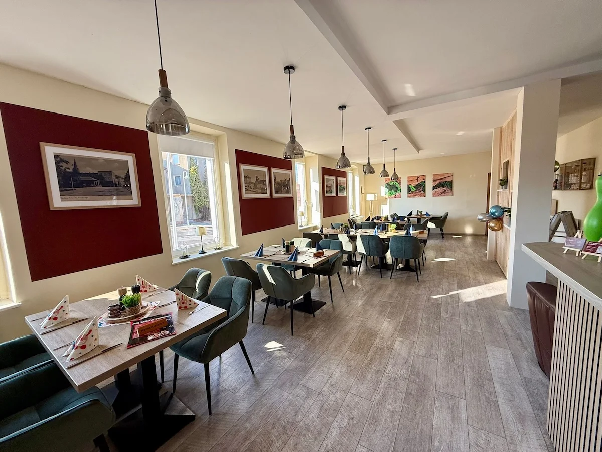 Kleine Kinder spielen Bowling im Club