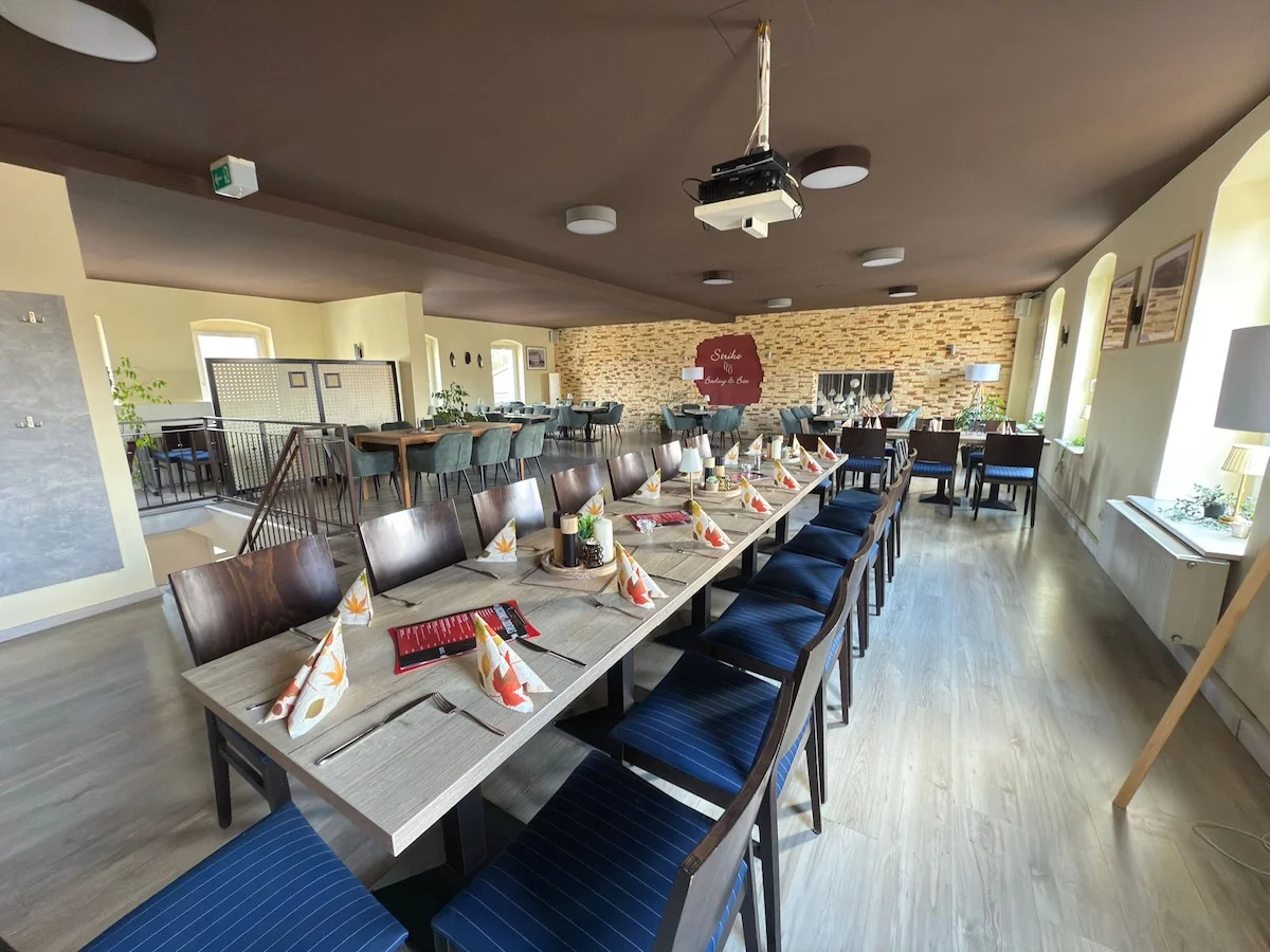 Kleine Kinder spielen Bowling im Club