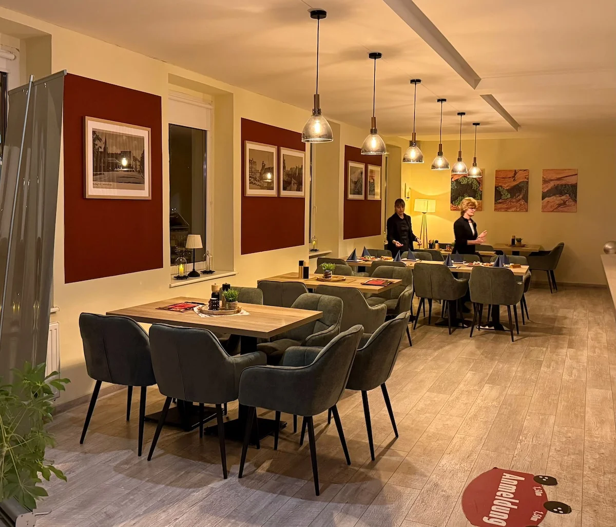 Kleine Kinder spielen Bowling im Club