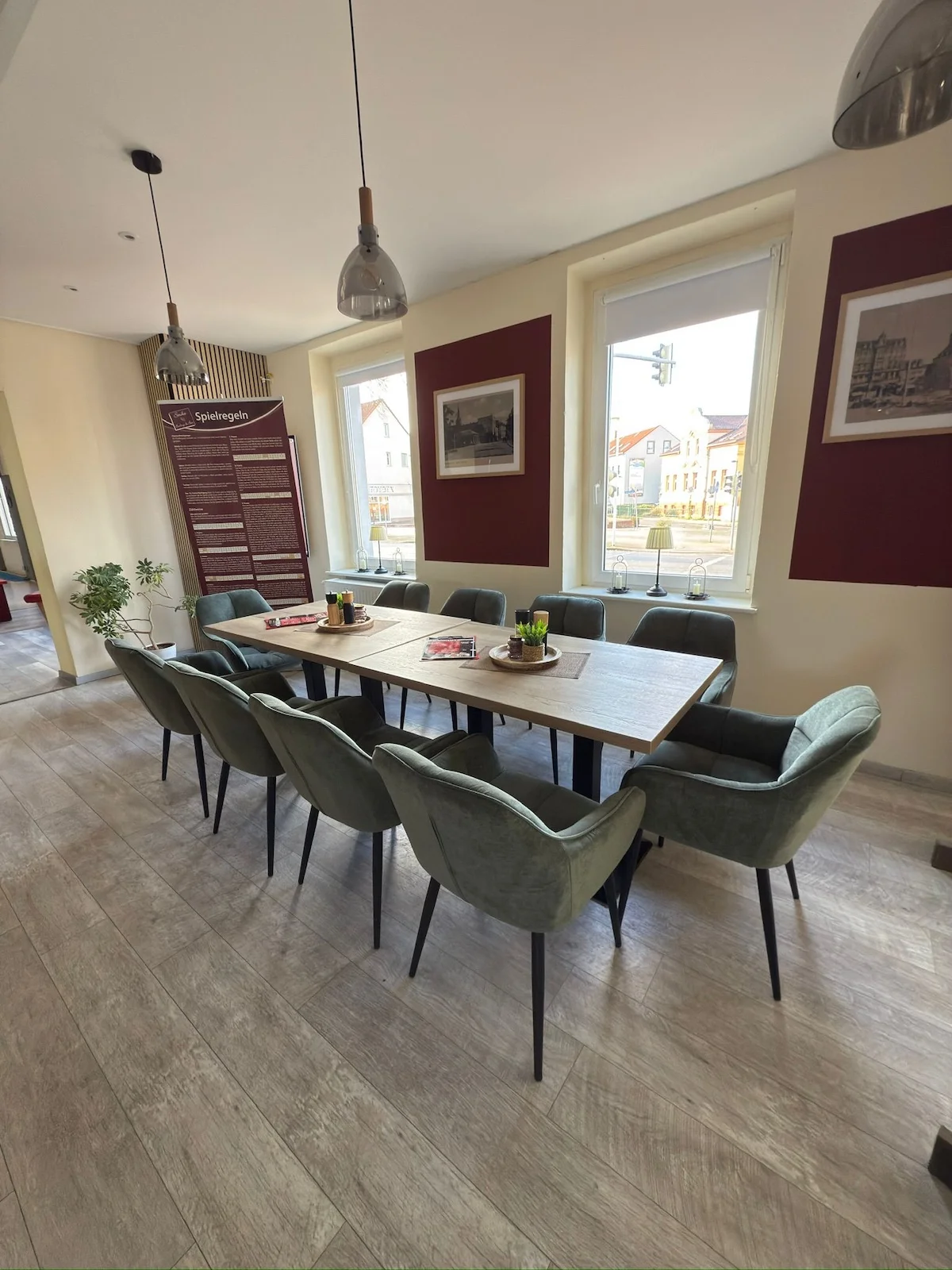 Kleine Kinder spielen Bowling im Club